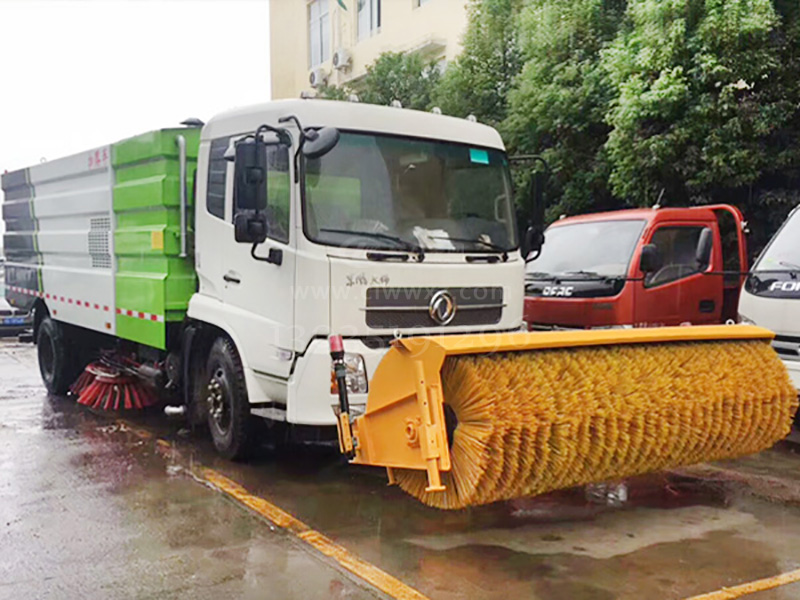 国五扫路车装3米扫雪滚刷 东风天锦多功能扫地车